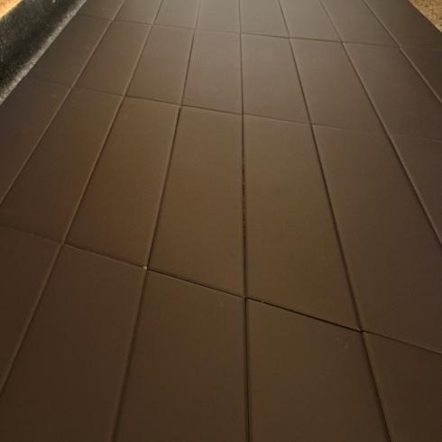     Zwart mat langwerpige tegels met schuine zijde 9,8 x 52,2 cm vloer-en wandtegel per 0,45 m2
