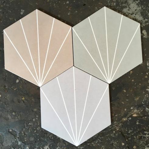 
    6 hoek tegel mini-intrige taupe met wit lijnenspel keramische hexagon tegel 22,5 x 25,9 cm

