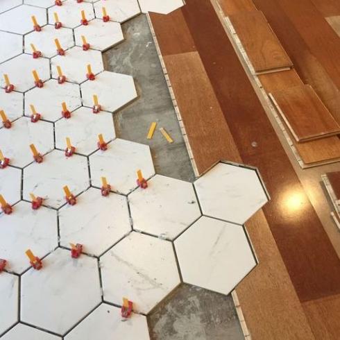     Hexagon wit lichtgrijs mat wand- en vloertegel 17,5 x 20 cm
