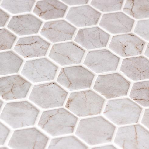    hexagon matte ivory honed mozaïek 2,7 x 3 cm op matje per 0,53 m2
