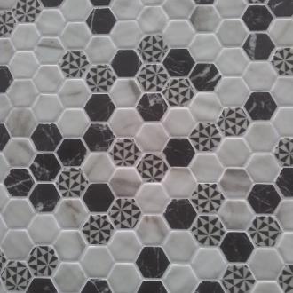 hexagon mat zwart witte marmerlook glas mozaïek 2,7 x 3 cm op matje per m2