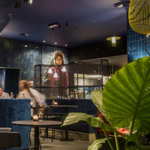 
    Diepblauwe tegels in Restaurant Nomads te Amsterdam

